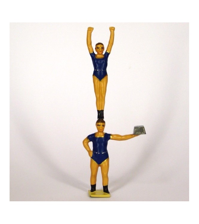 équilibriste au dessus du leveur de poids