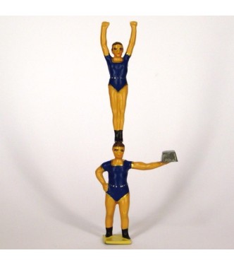 équilibriste au dessus du leveur de poids