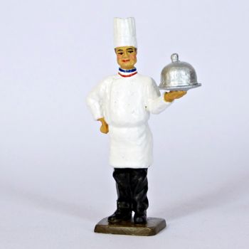Cuisinier présentant un plat sous cloche