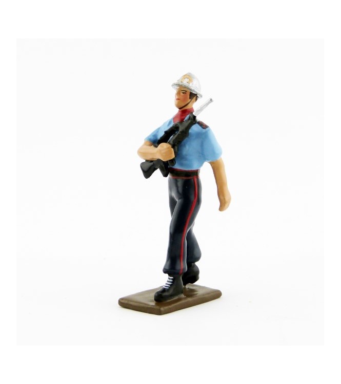 pompier avec Famas des Sapeurs-Pompiers de Paris