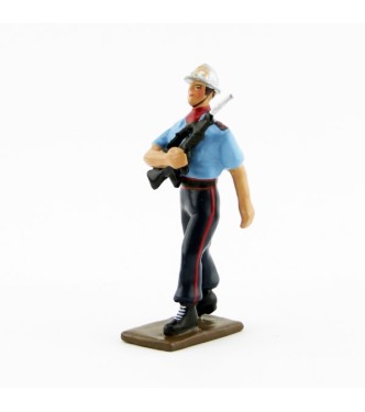 pompier avec Famas des Sapeurs-Pompiers de Paris