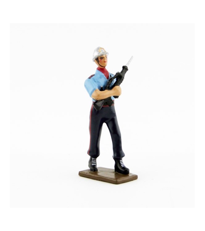 pompier avec Famas des Sapeurs-Pompiers de Paris