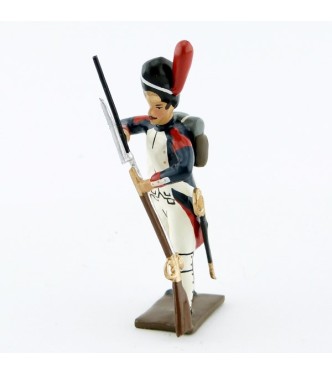 fantassin des grenadiers de la garde rechargeant son fusil