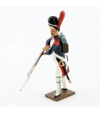 fantassin des grenadiers de la garde armant le chien de son fusil