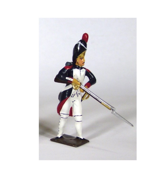 fantassin des grenadiers de la garde armant le chien de son fusil