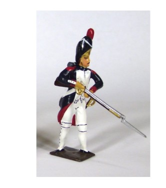 fantassin des grenadiers de la garde armant le chien de son fusil