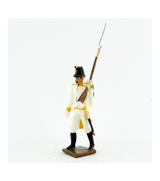 fantassin de l'infanterie allemande  debout, fusil en joue