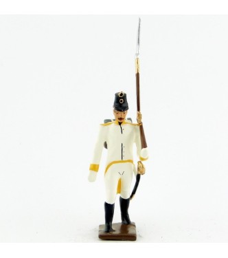 fantassin de l'infanterie allemande  debout, fusil en joue