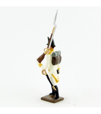 fantassin de l'infanterie allemande  debout, fusil en joue