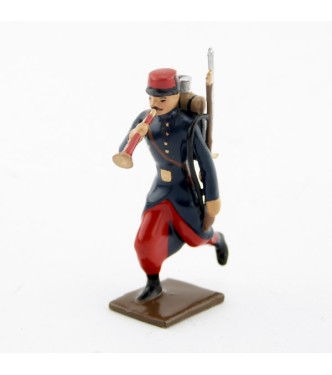 clairon de l'infanterie de ligne en capote à l'assaut