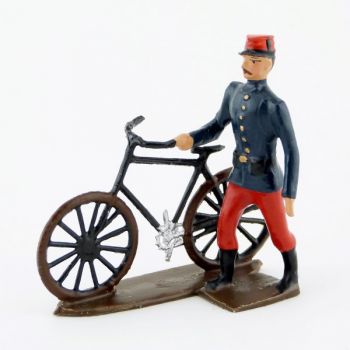 soldat d'infanterie de ligne tenant sa bicyclette