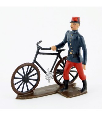 soldat d'infanterie de ligne tenant sa bicyclette