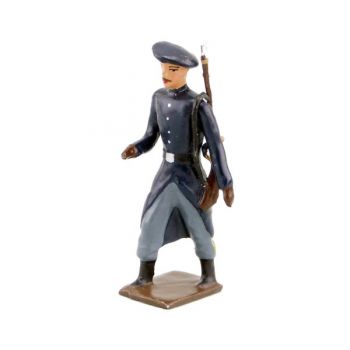 chasseur alpin en tenue bleue, main en l'air