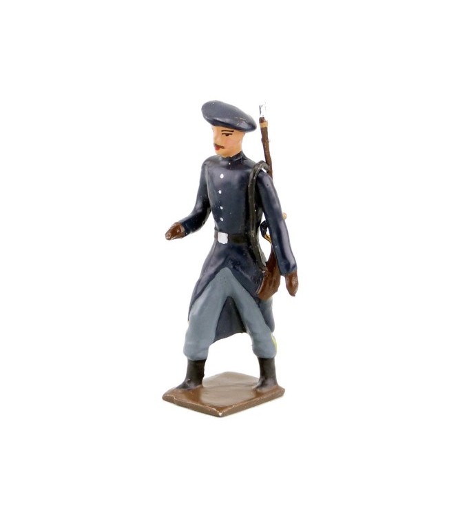 chasseur alpin en tenue bleue, main en l'air