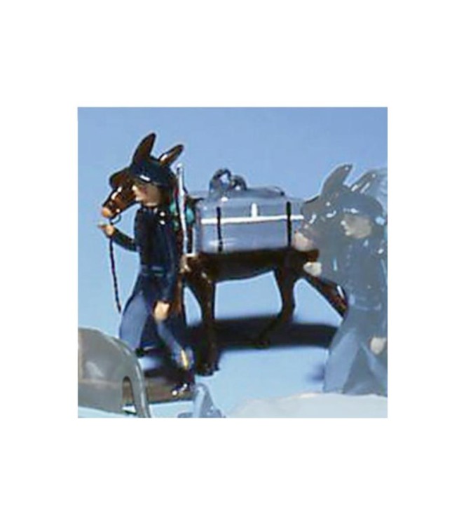 chasseur alpin en tenue bleue, tirant mulet avec caisses a munitions sur le dos