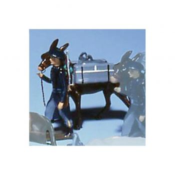 chasseur alpin en tenue bleue, tirant mulet avec caisses a munitions sur le dos