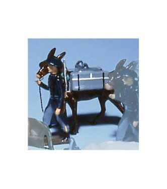 chasseur alpin en tenue bleue, tirant mulet avec caisses a munitions sur le dos