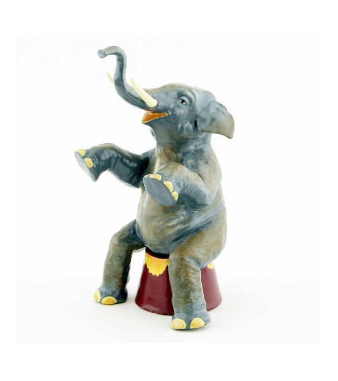l'éléphant assis sur baquet