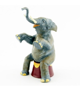 l'éléphant assis sur baquet