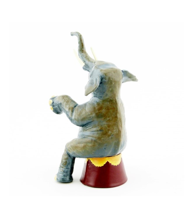l'éléphant assis sur baquet