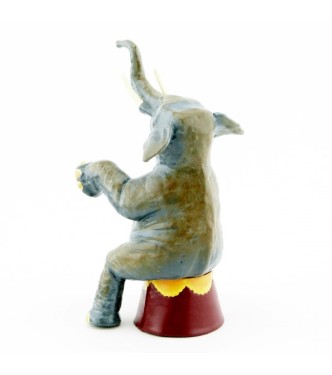 l'éléphant assis sur baquet
