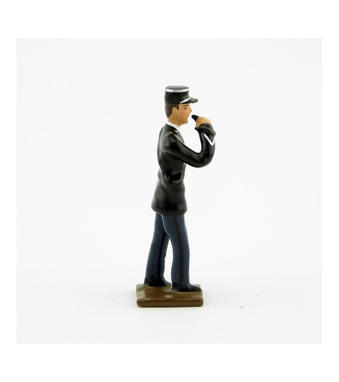gendarme en vareuse avec sifflet