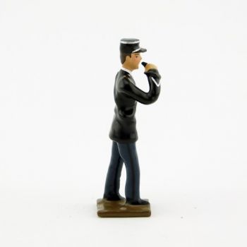 gendarme en vareuse avec sifflet