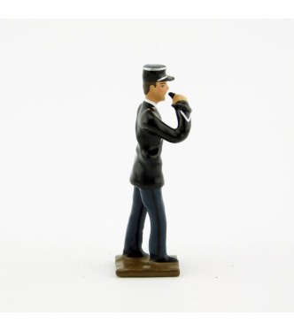 gendarme en vareuse avec sifflet