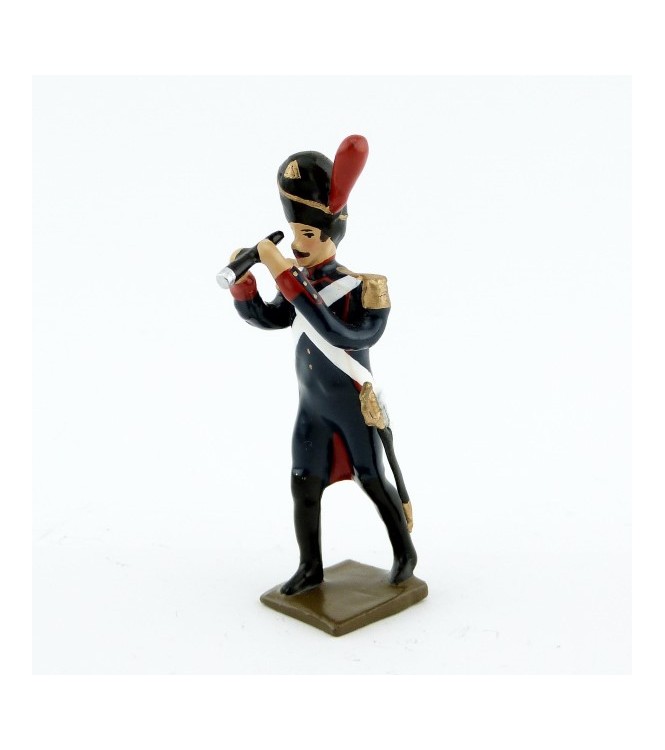 officier des artilleurs de la garde regardant à la longue-vue