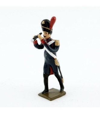 officier des artilleurs de la garde regardant à la longue-vue