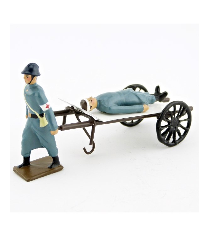 Brancardier tirant un blessé sur un brancard à roues