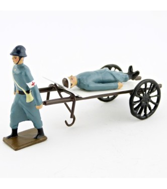 Brancardier tirant un blessé sur un brancard à roues