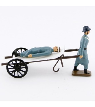 Brancardier tirant un blessé sur un brancard à roues