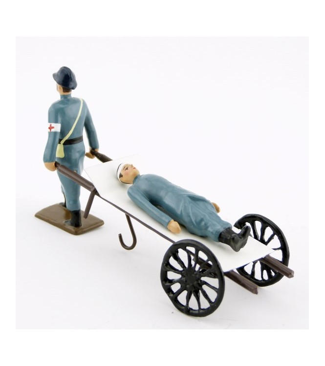 Brancardier tirant un blessé sur un brancard à roues