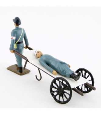 Brancardier tirant un blessé sur un brancard à roues