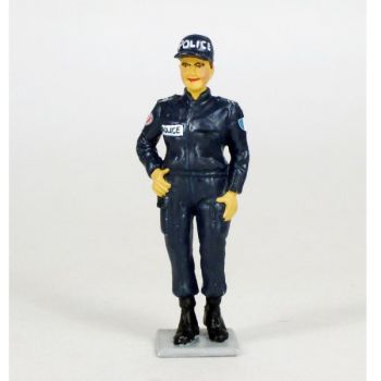 Policière (femme gardien de la Paix) contemporaine en blouson et casquette