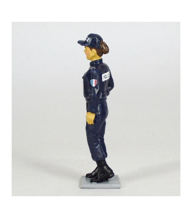 Policière (femme gardien de la Paix) contemporaine en blouson et casquette