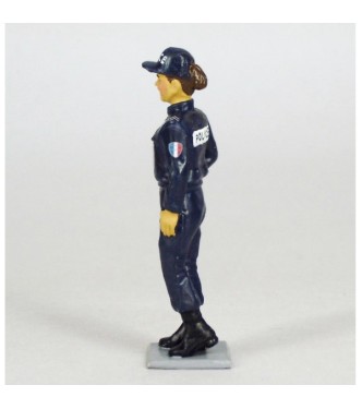 Policière (femme gardien de la Paix) contemporaine en blouson et casquette