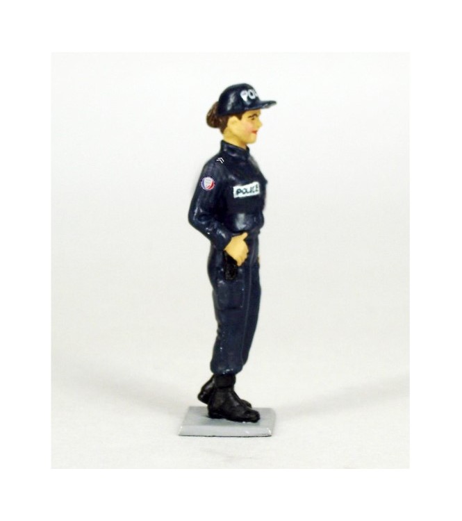 Policière (femme gardien de la Paix) contemporaine en blouson et casquette