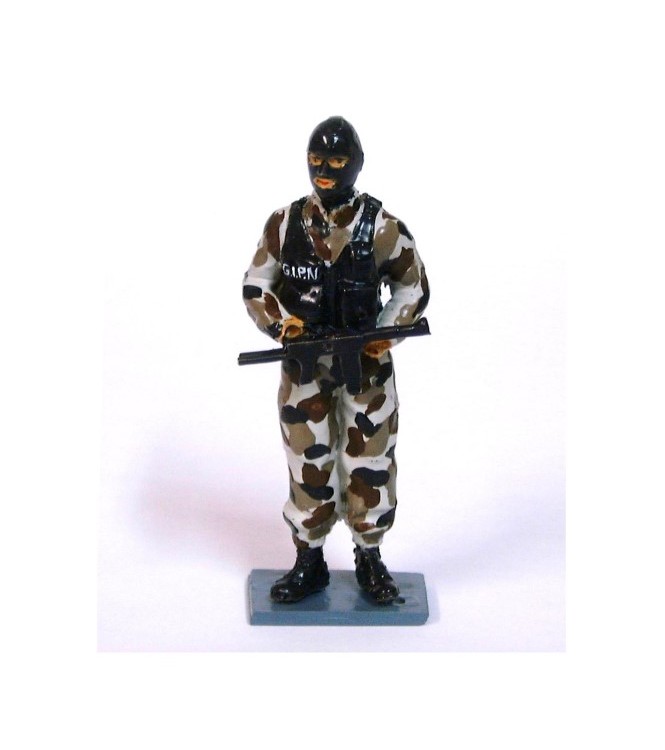 Policier du GIPN (Groupe d'intervention de la police nationale) en combinaison camouflage urbain