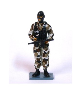 Policier du GIPN (Groupe d'intervention de la police nationale) en combinaison camouflage urbain