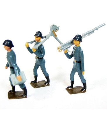 Artilleurs portant canon en pièce détachées